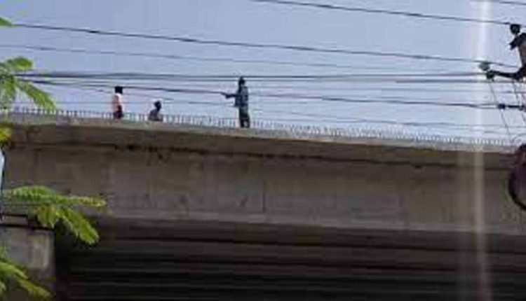 Drunken Man Puts Cops Into Tension