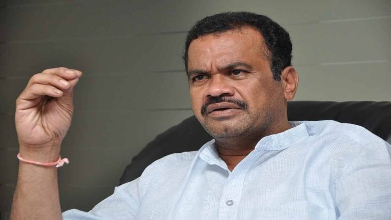 Komatireddy Venkat Reddy Serious On Excavating Hills In Govt Land At Khajaguda 