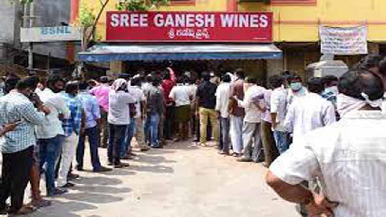 Telangana Lockdown Wine Shop Owners in Dilemma INDToday