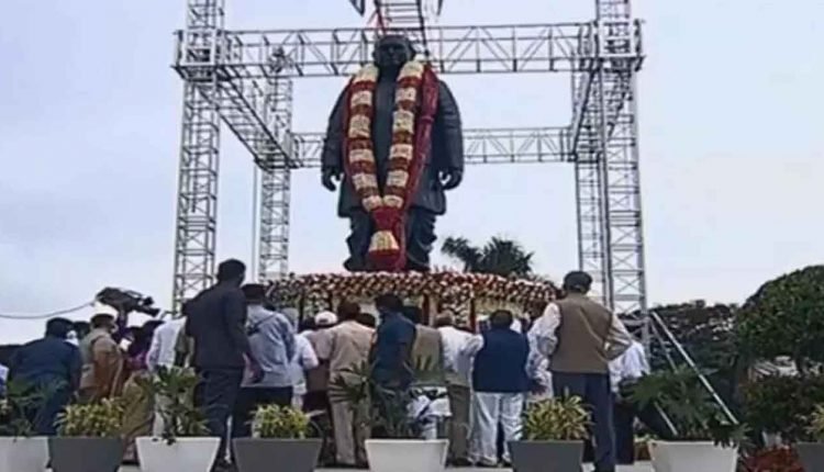 Statue of PV Narasimha Rao Unveiled At Necklace Road