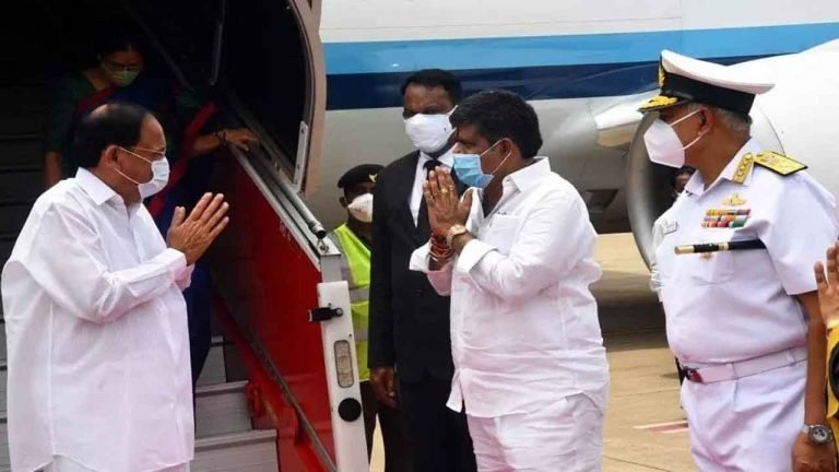 Venkaiah Naidu Accorded A Grand Welcome At Visakhapatnam Airport