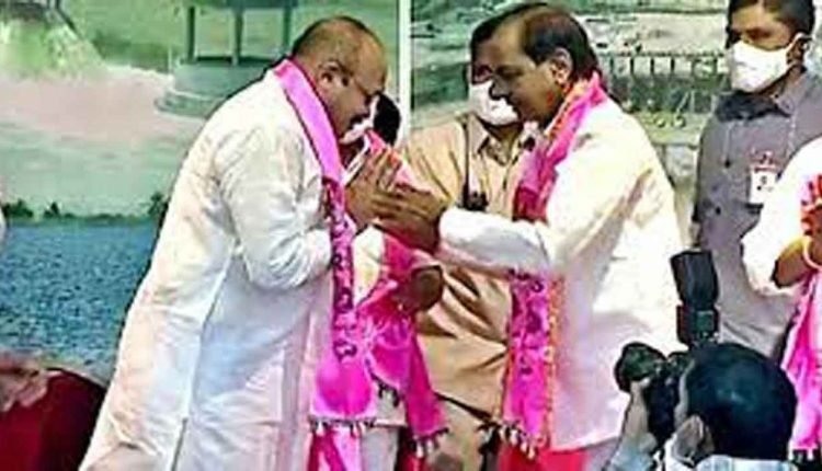 KCR welcomes E Peddi Reddy in TRS