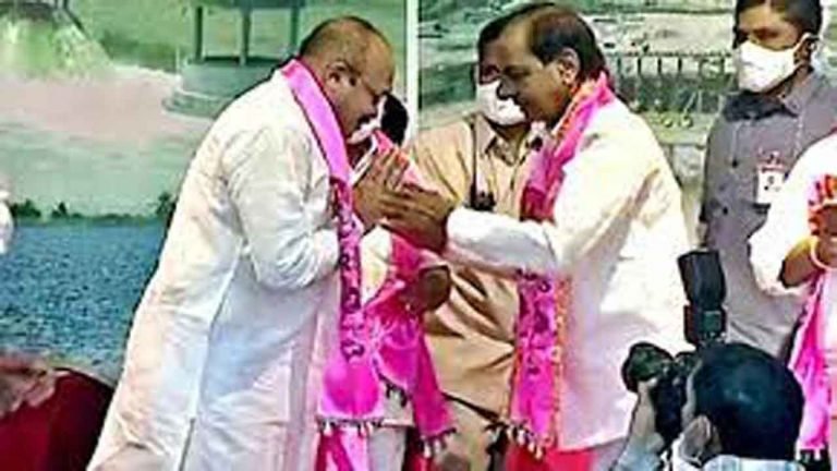 KCR welcomes E Peddi Reddy in TRS