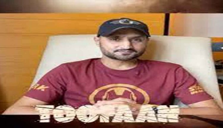 Harbhajan Singh salutes Farhan Akhtar’s performance in ‘Toofaan’