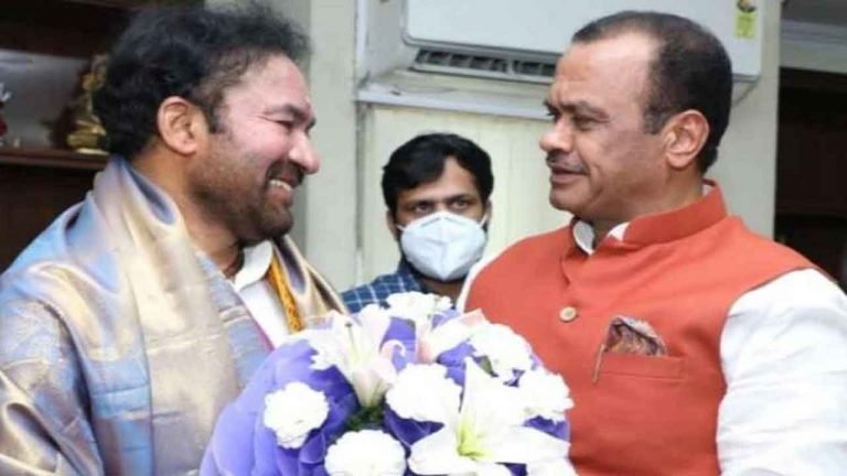 MP Komatireddy Calls on Kishan Reddy in Delhi