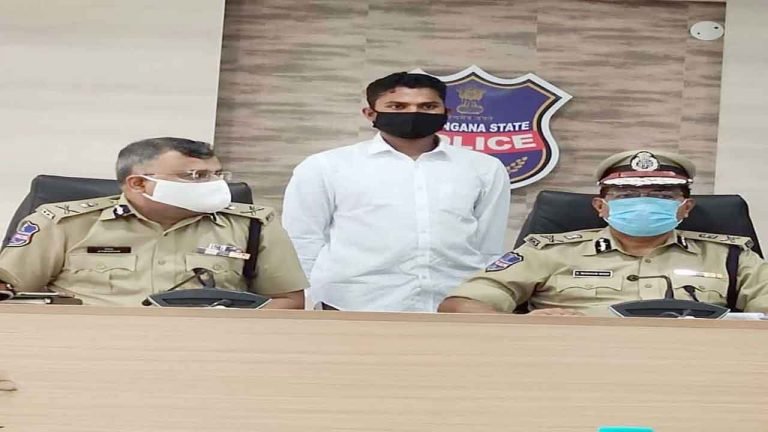 Maoist Member Surrender Before DGP