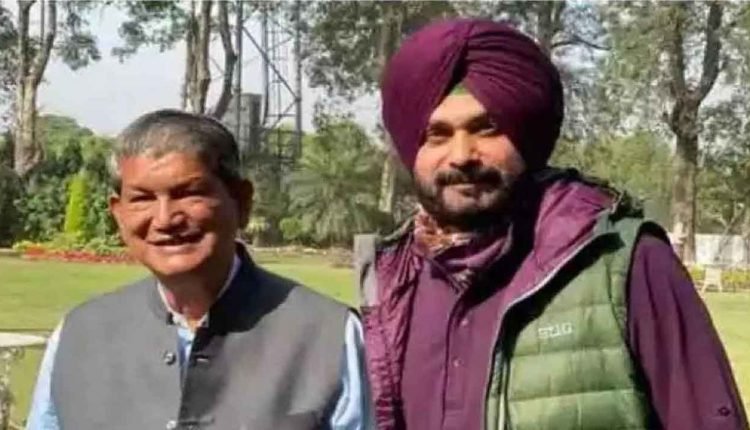 Sidhu, Rawat Reach 10 Janpath to Meet Sonia Gandhi