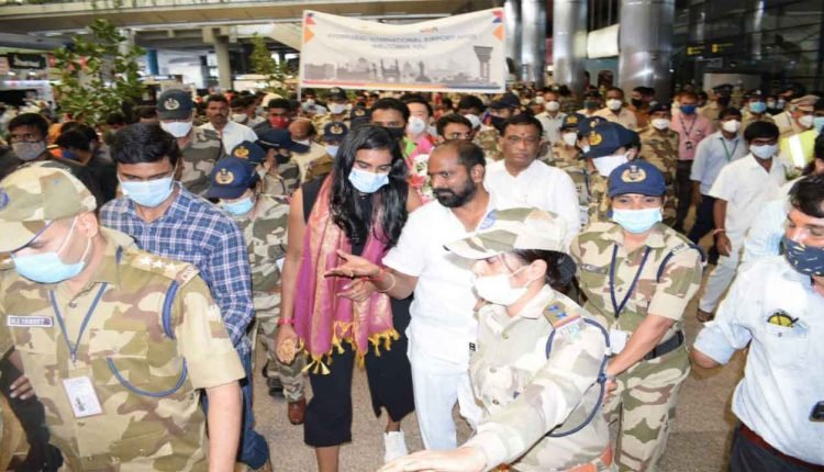 PV Sindhu returns home to hero’s welcome