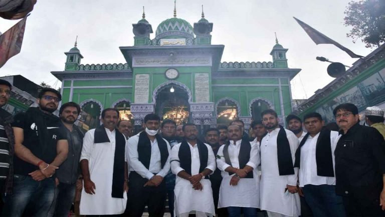 Congress leaders offer 'Dhatti' to Bibi Ka Alam