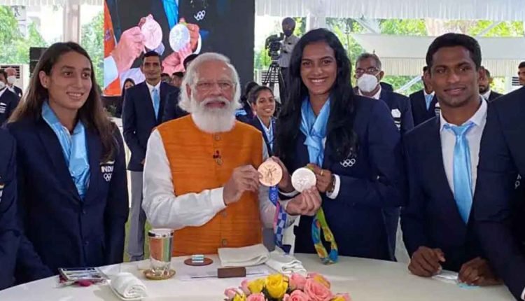 PM Modi eats ice cream with PV Sindhu