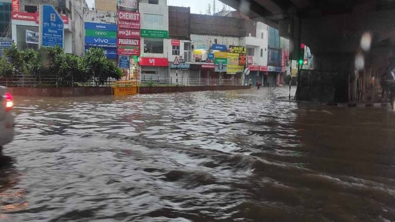 Delhi: Heavy Rains causes water logging in many areas