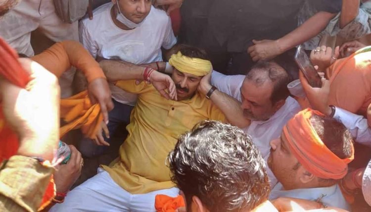 BJP MP Manoj Tiwari injured during protest outside Kejriwal’s home, hospitalized