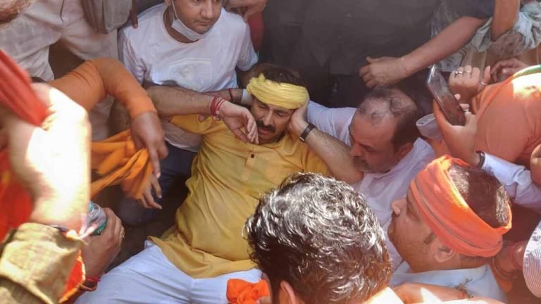 BJP MP Manoj Tiwari injured during protest outside Kejriwal’s home, hospitalized