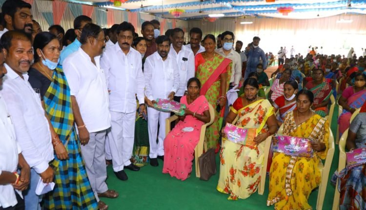 Jagadish Reddy distributes Batukamma Sarees in Suryapet