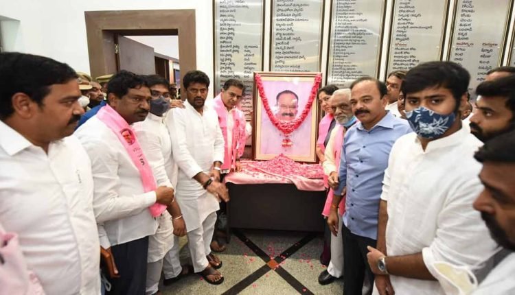 KTR, Ministers pay floral tributes to Nayini Narsimha Reddy