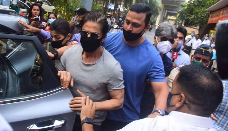 SRK Meets Son Aryan Khan In the Jail