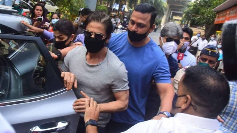 SRK Meets Son Aryan Khan In the Jail