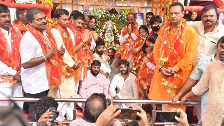 Bandi Sanjay and family visits Bhagya Lakshmi temple