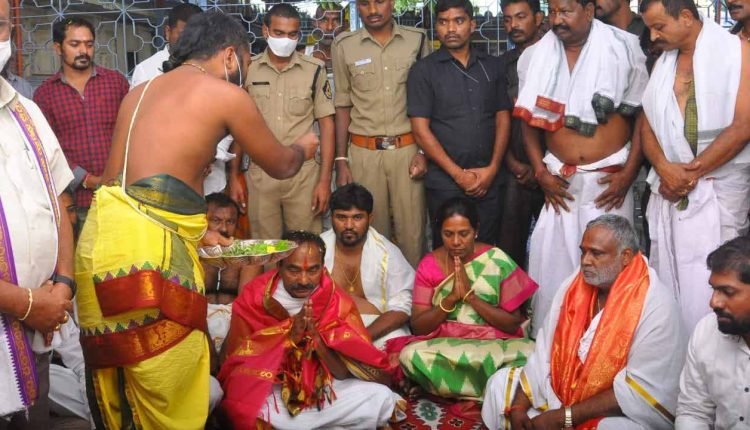 Etela performs prayers at Bhadrachalam ram temple