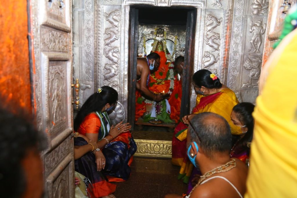 Kavitha visits Kondagattu Anjaneya Temple