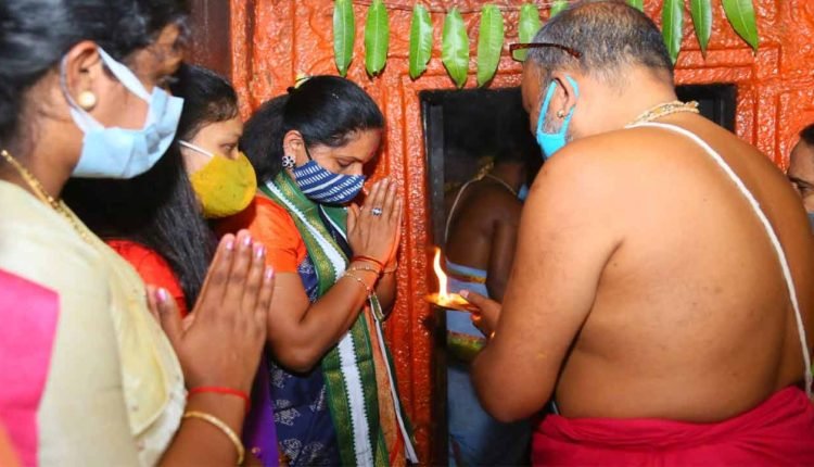 Kavitha visits Kondagattu Anjaneya Temple