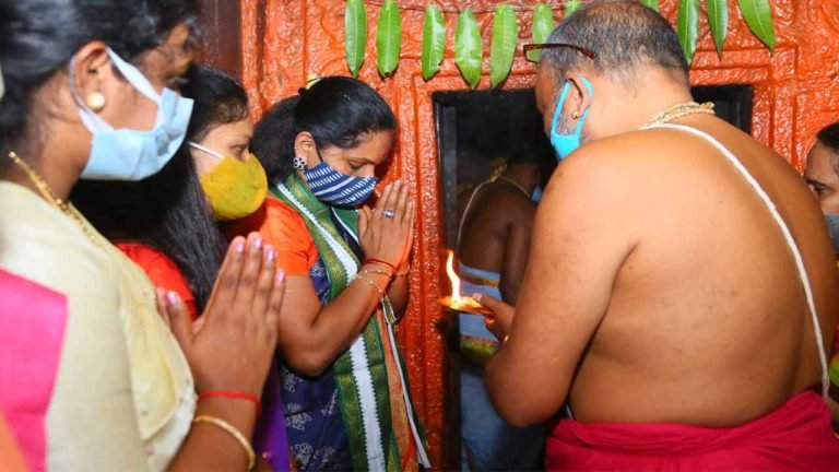 Kavitha visits Kondagattu Anjaneya Temple