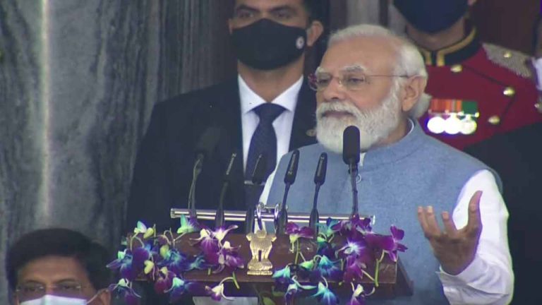 PM Modi lashes out at "dynastic parties"