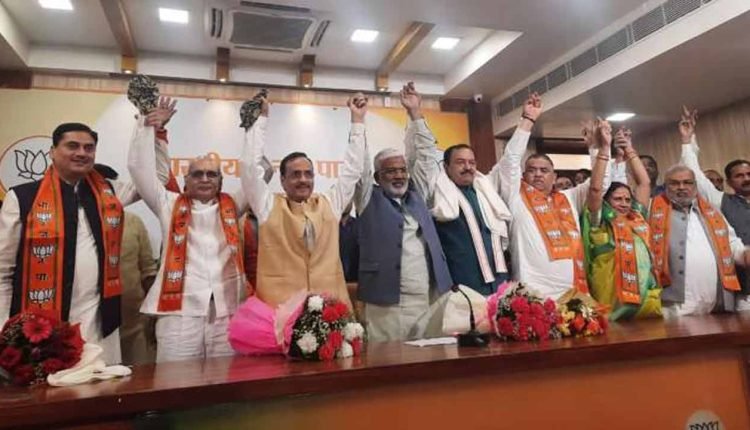 Samajwadi Party suffers big shock ahead of UP polls, 4 top leaders join BJP