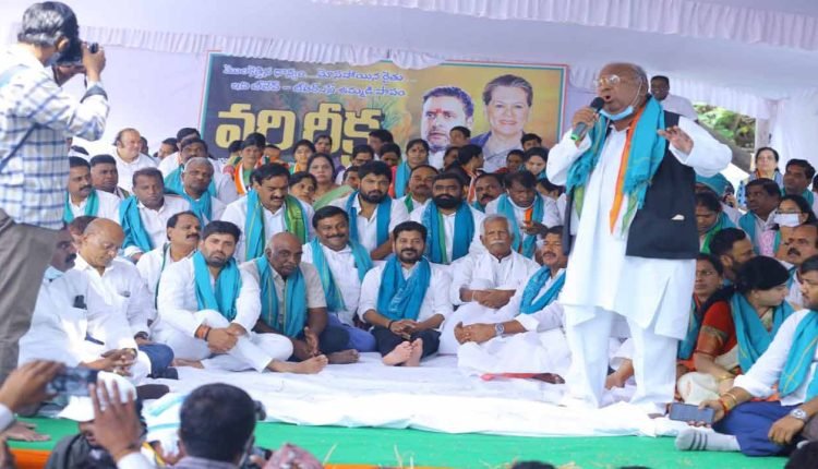 Congress Holds Protest, Demands Govt to Solve Ryots Problems