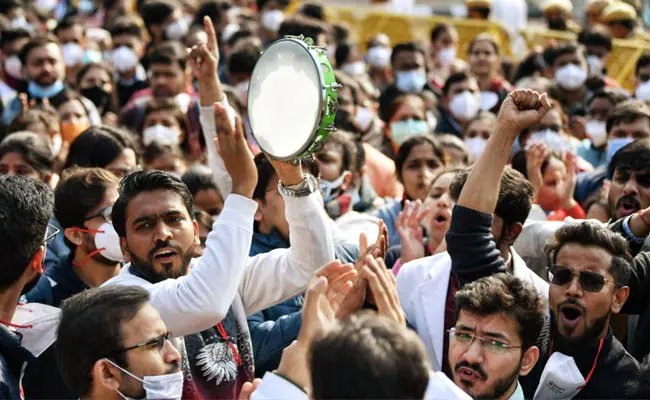 Delhi Doctors Brave Brutal Police Crackdown On Their Massive Protest Over NEET Exam