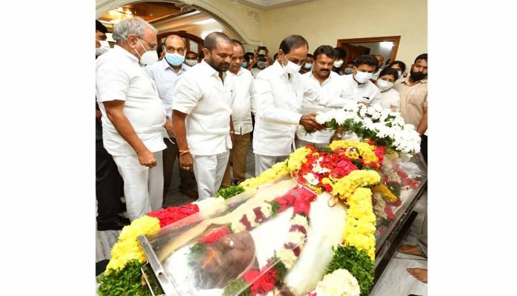 CM KCR Places Wreath On Roshaiah's Body, Consoles Kin