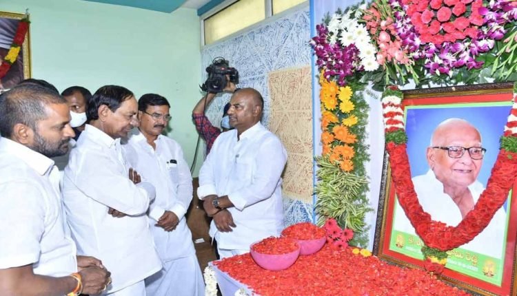 CM consoles Gadwal MLA, kin on his father's death
