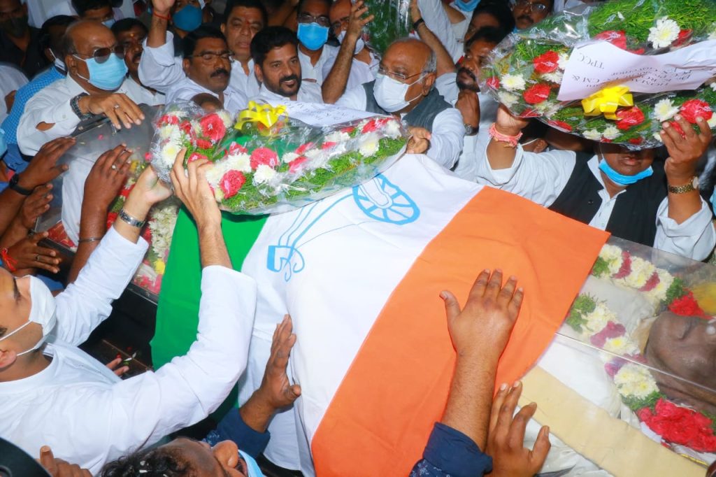 Mallikarjuna Kharge Pays Tributes To Former CM Rosaiah’s Death
