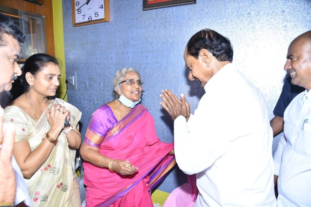 CM consoles Gadwal MLA, kin on his father's death