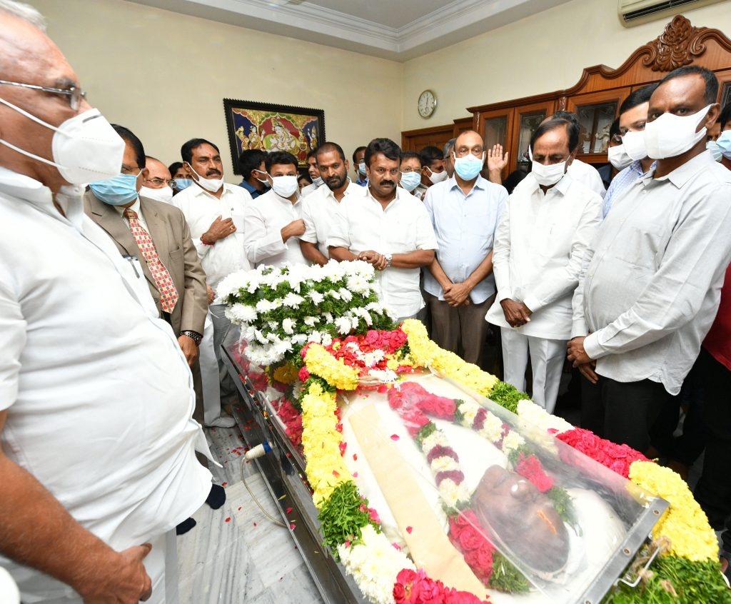 CM KCR Places Wreath On Roshaiah's Body, Consoles Kin