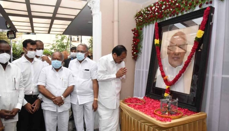 VP Venkaiah Naidu Pays Tribute Rosaiah