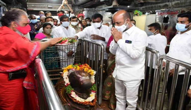 Bandi Sanjay Prays At Rajanna Temple