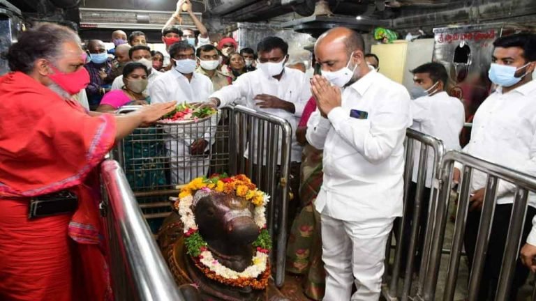 Bandi Sanjay Prays At Rajanna Temple