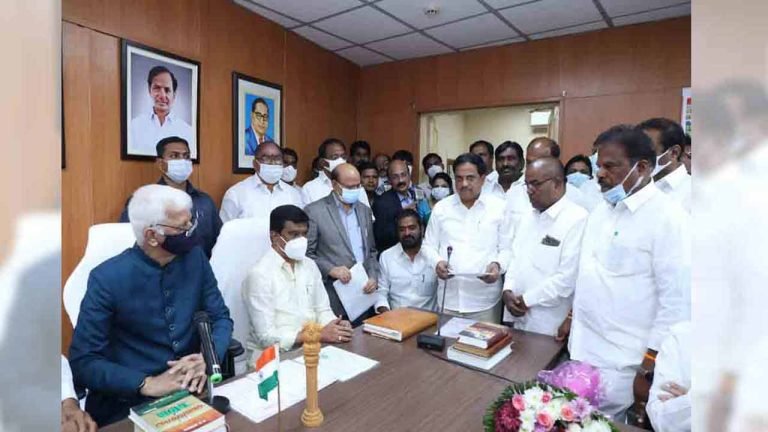 Council Protem Chairman Offers Oath To 4 New Members