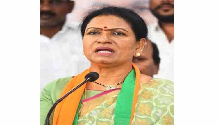 DK Aruna Lashes Out at CM KCR