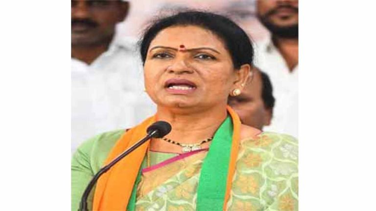 DK Aruna Lashes Out at CM KCR