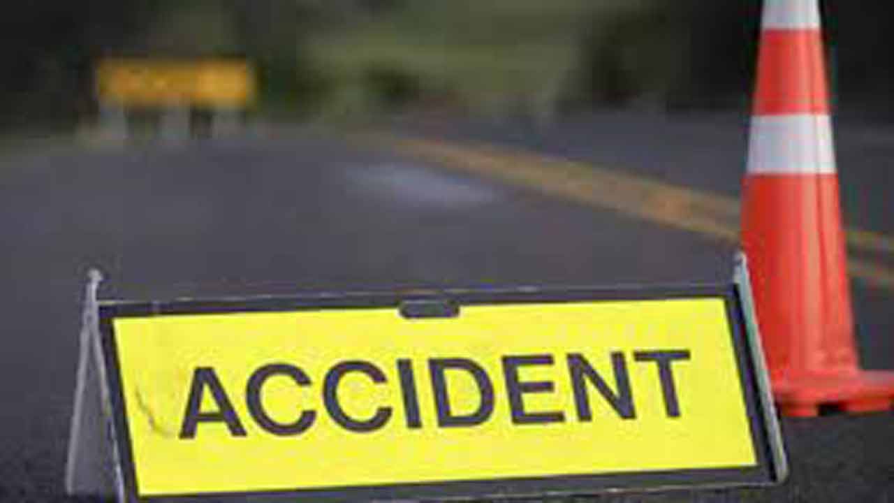 Car Collided With Power Pole One Person Was Seriously Injured INDToday