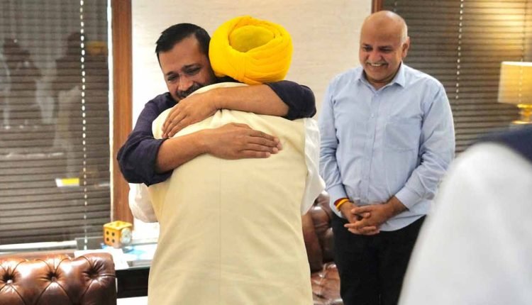 Bhagwant Mann invites Arvind Kejriwal for his oath taking ceremony