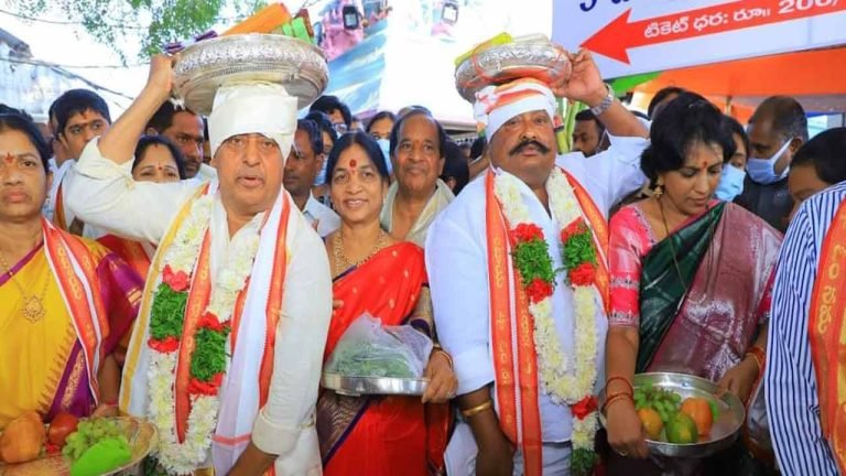 Indrakaran Reddy presents silk cloths to lord shiva in Vemulawada