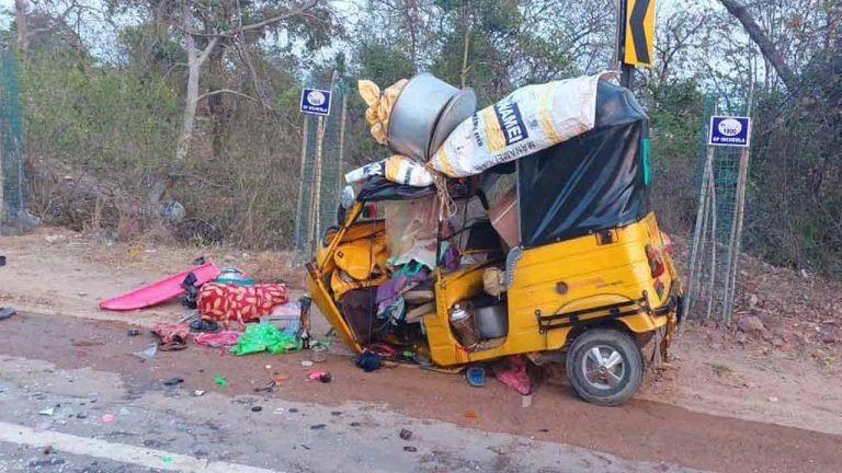 Six killed, 4 hurt in auto-van collision in Mulugu