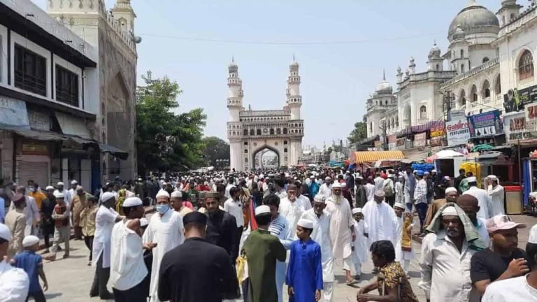 Ramzan: Special prayers for Jumat ul Vida held at Makkah Masjid