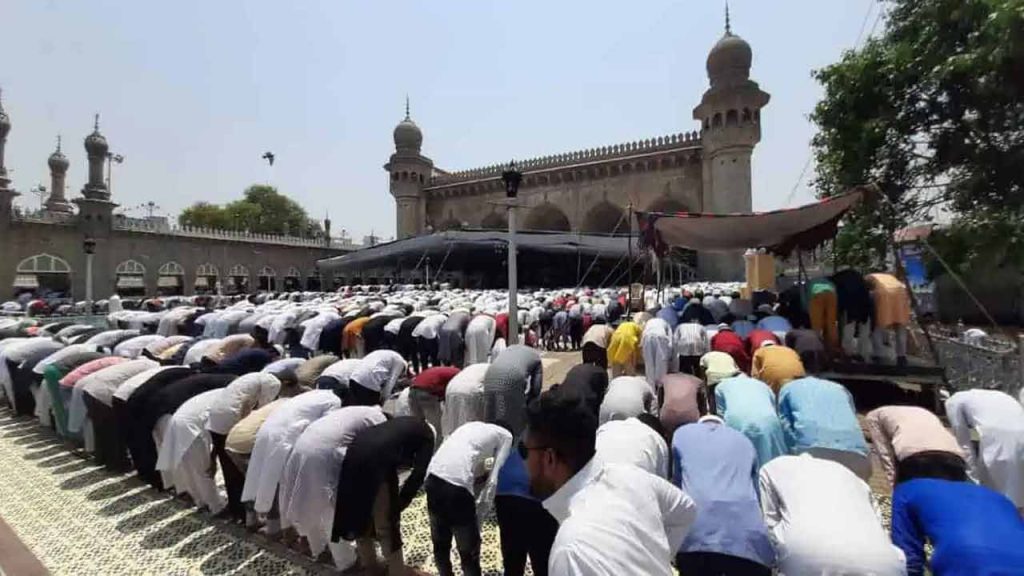 Ramzan: Special prayers for Jumat ul Vida held at Makkah Masjid 