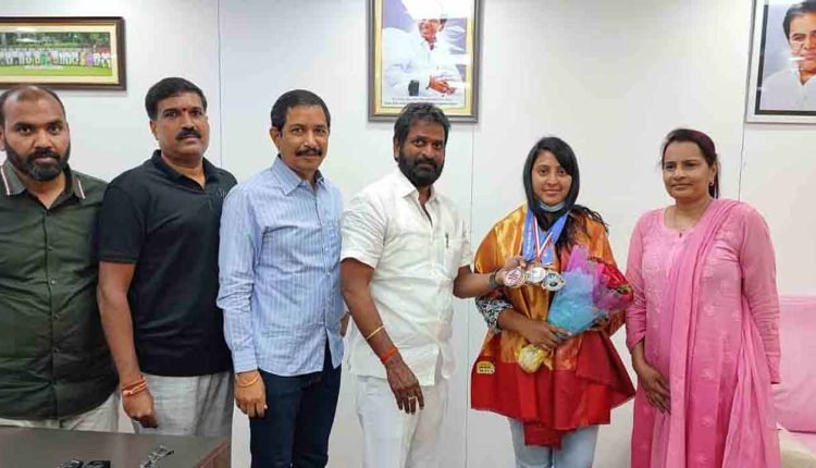Srinivas Goud felicitates taekwondo player Sindhu Tapaswi
