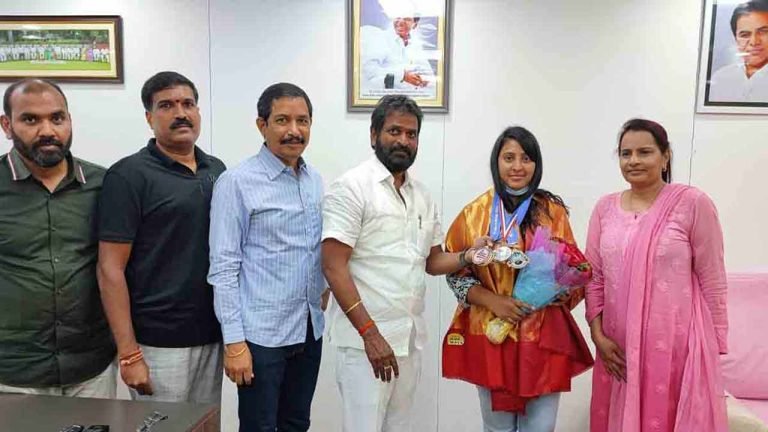 Srinivas Goud felicitates taekwondo player Sindhu Tapaswi