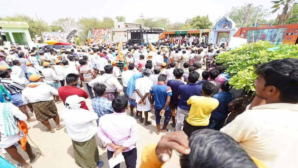 TRS activists try to foil Bandi Sanjay's Padayatra